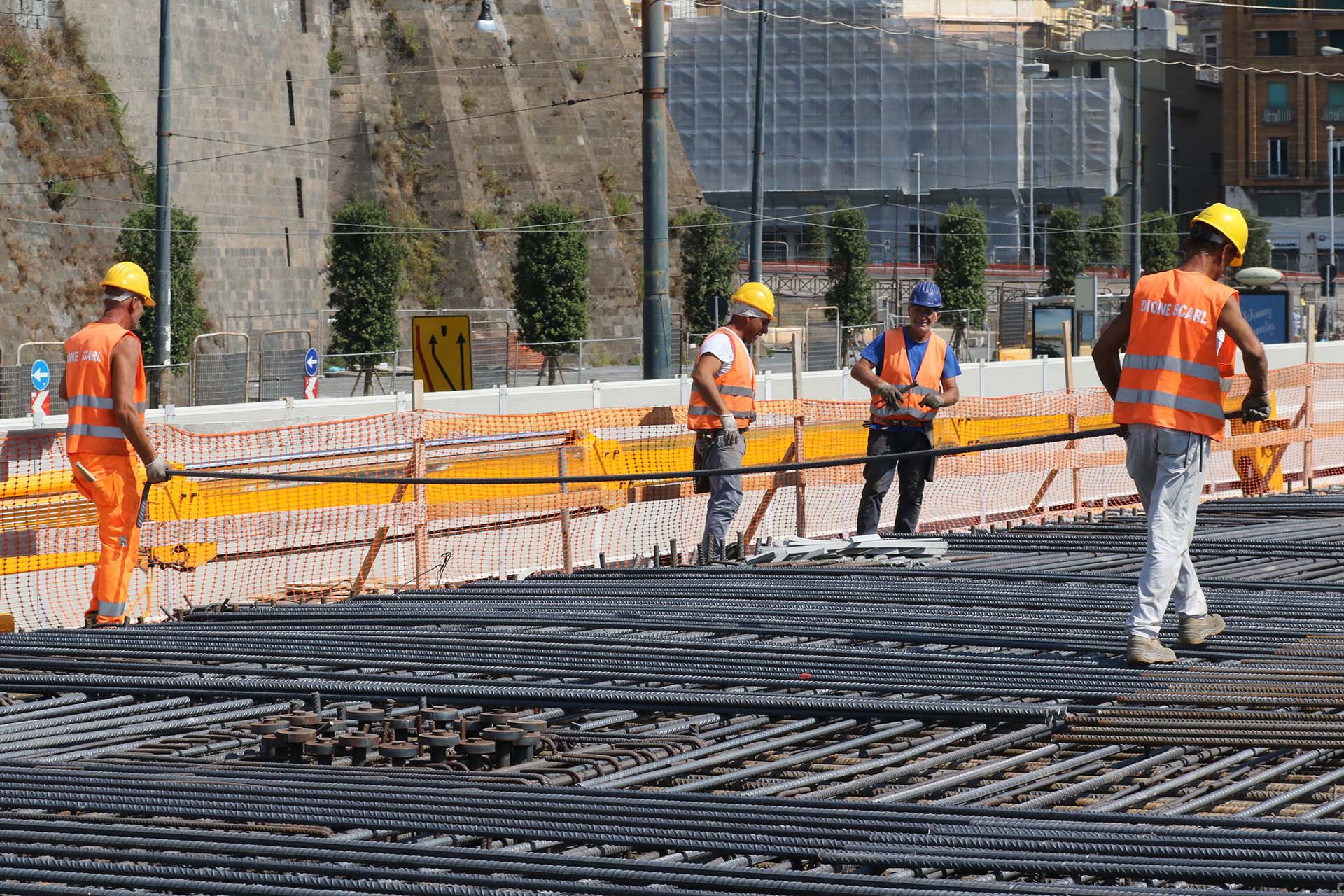 Posa dei ferri per la realizzazione della copertura in cemento armato
