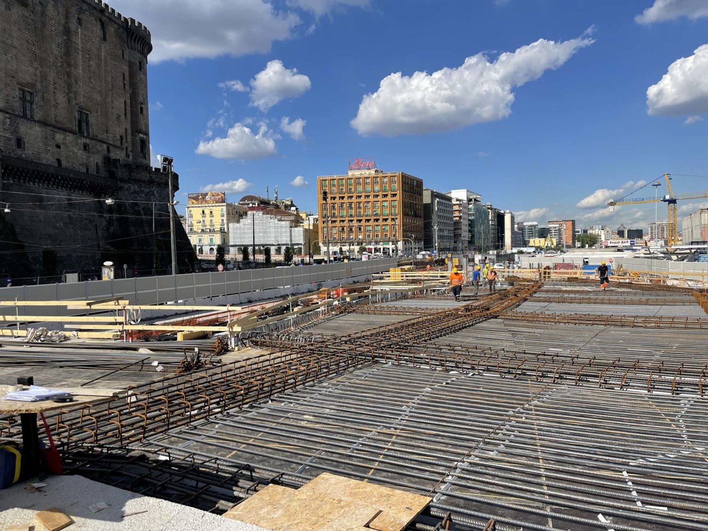 Posa dei ferri per la realizzazione della copertura in cemento armato
