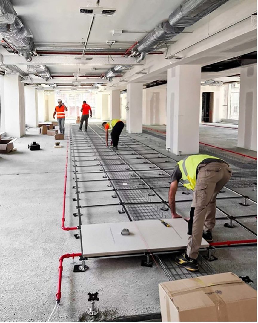 Posa della pavimentazione sopraelevata negli interni e al nono piano del Bordoni Building