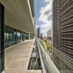 Posa della pavimentazione sopraelevata negli interni e al nono piano del Bordoni Building