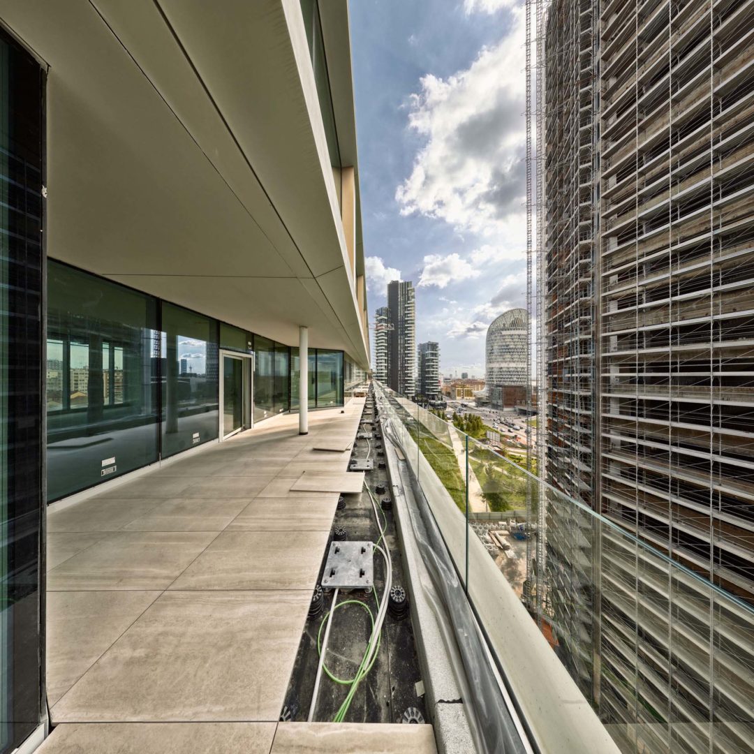 Posa della pavimentazione sopraelevata negli interni e al nono piano del Bordoni Building