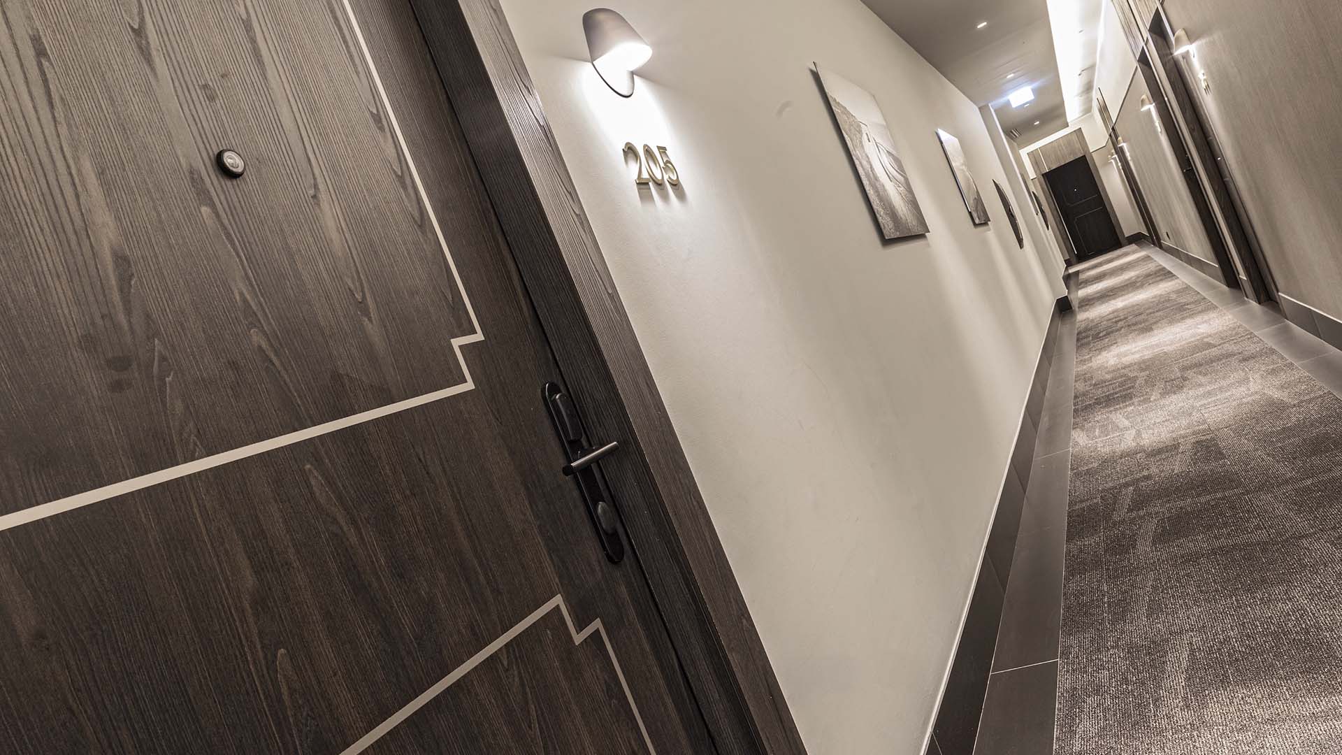 Al Radisson Collection Hotel Dierre ha fornito porte custom con sopraporta e inserti speciali, progettati per valorizzare il restauro dell’edificio storico