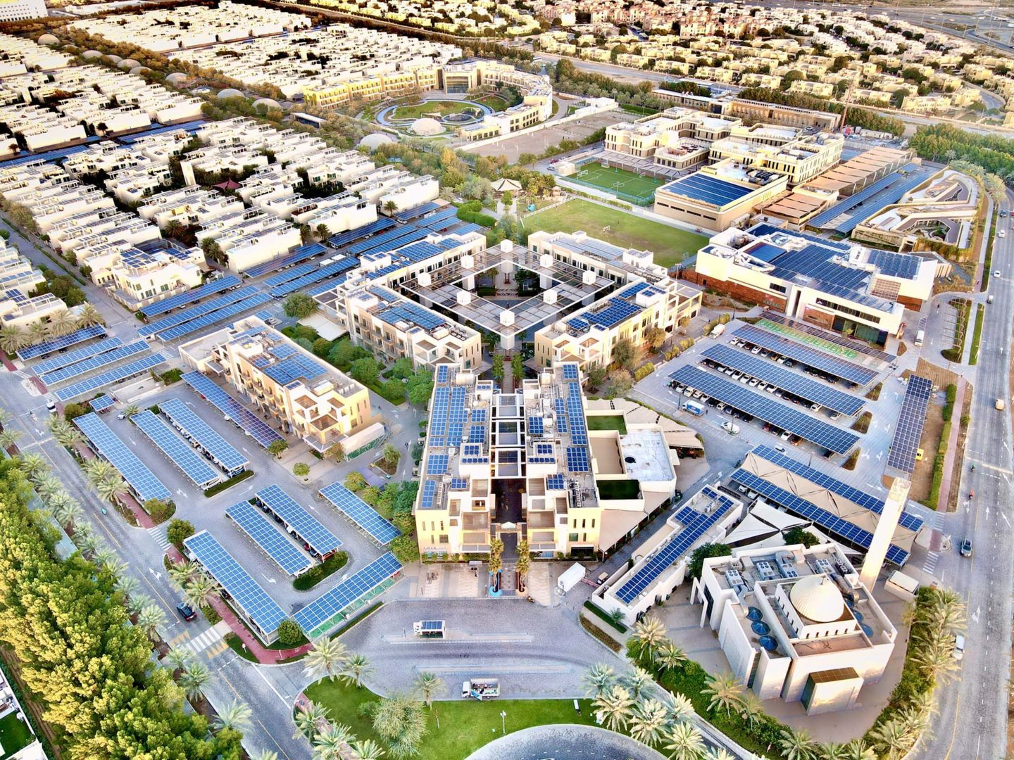 Strategia energetica distribuita: una rete capillare di pannelli fotovoltaici su tetti e parcheggi copre gran parte del fabbisogno, rendendo The Sustainable City un modello urbano alimentato da fonti rinnovabili