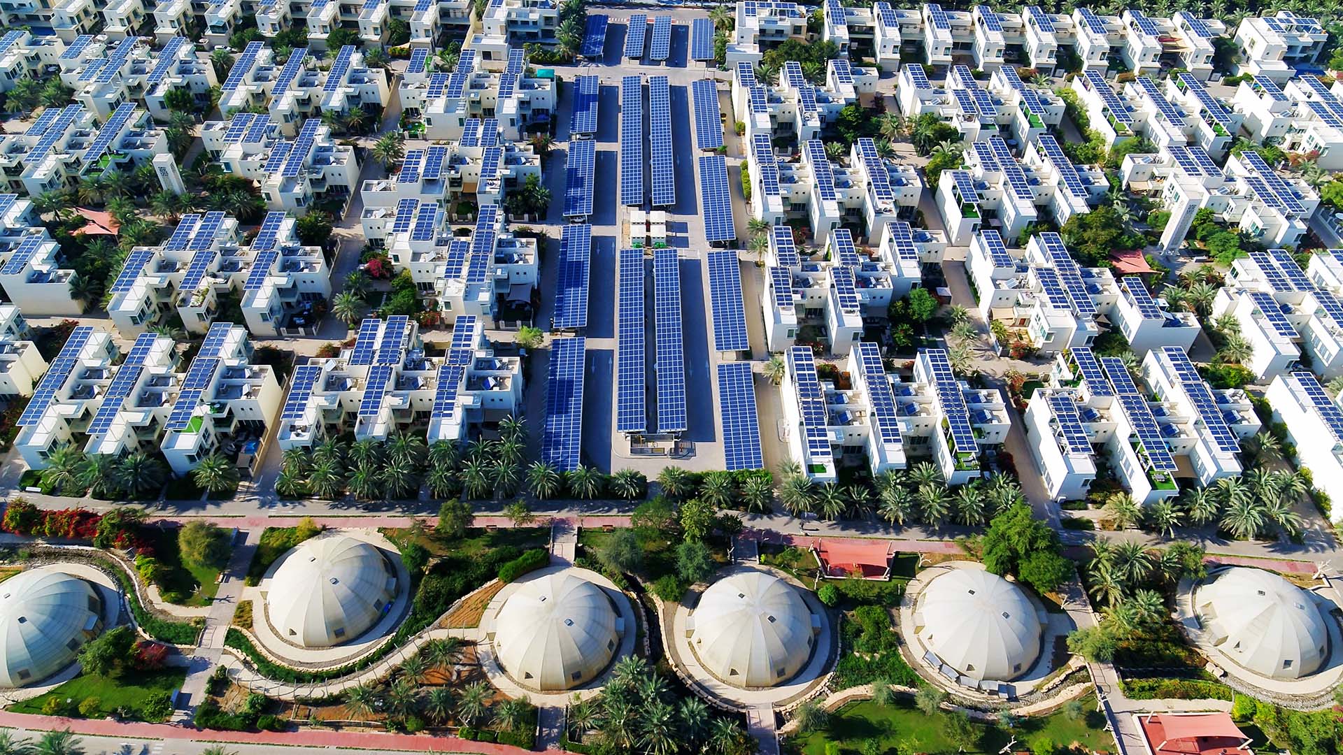 Strategia energetica distribuita: una rete capillare di pannelli fotovoltaici su tetti e parcheggi copre gran parte del fabbisogno, rendendo The Sustainable City un modello urbano alimentato da fonti rinnovabili
