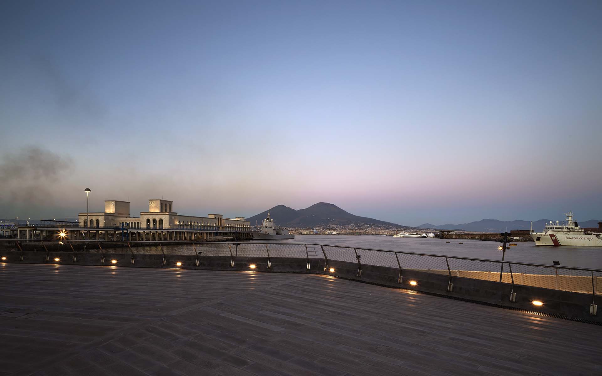Vista della passeggiata panoramica posta sulla copertura dell’edificio caratterizzata da un’illuminazione puntuale