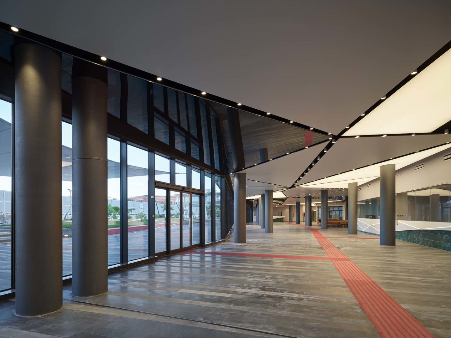Vista dell’interno dell’edificio pensato come una grande piazza coperta. L’illuminazione è stata progettata sfruttando il disegno e la tipologia del controsoffitto