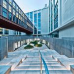 Vista sul giardino del piano interrato settentrionale caratterizzato da una pavimentazione in lastre di diversa dimensione di beola grigia