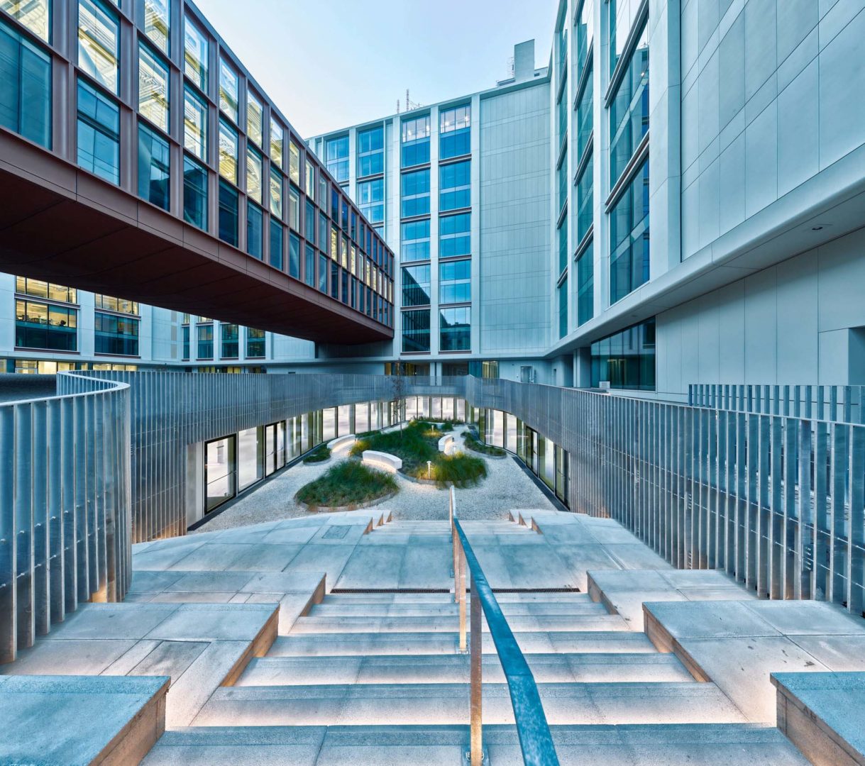 Vista sul giardino del piano interrato settentrionale caratterizzato da una pavimentazione in lastre di diversa dimensione di beola grigia