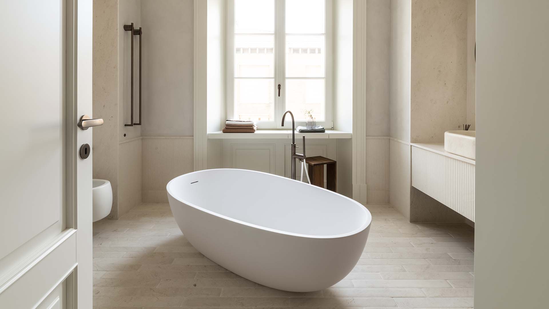 Ceadesign Palazzo Carmi vasca in marmo bagno padronale ©Vito Corvasce