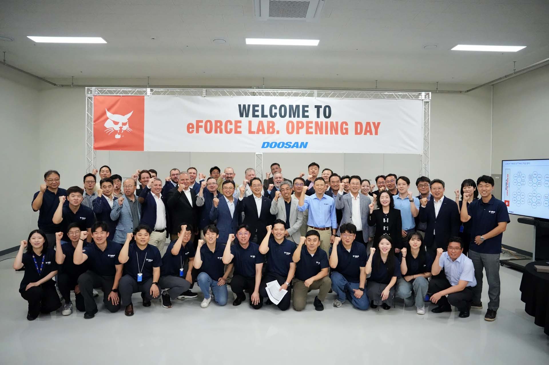 Doosan Bocat eForce Lab. Inaugurazione foto di gruppo