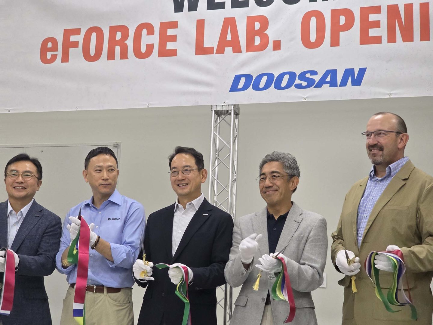 Doosan Bocat eForce Lab. Inaugurazione taglio del nastro
