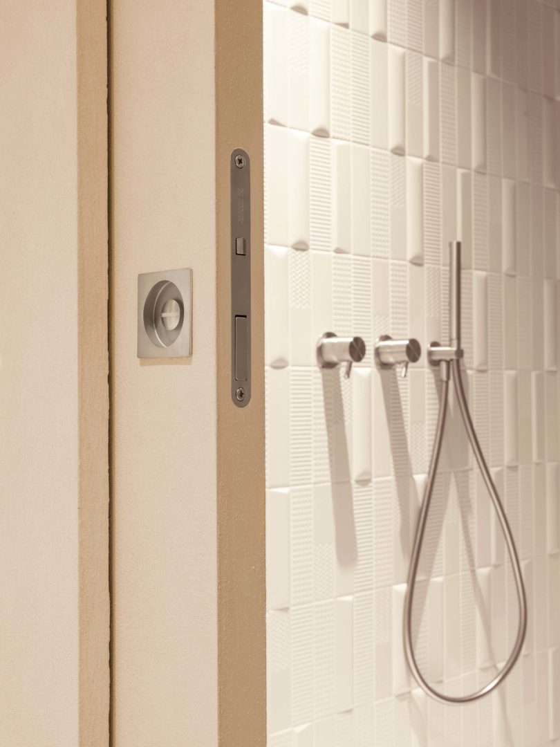 Eclisse dettaglio dello scorrevole di accesso al bagno padronale