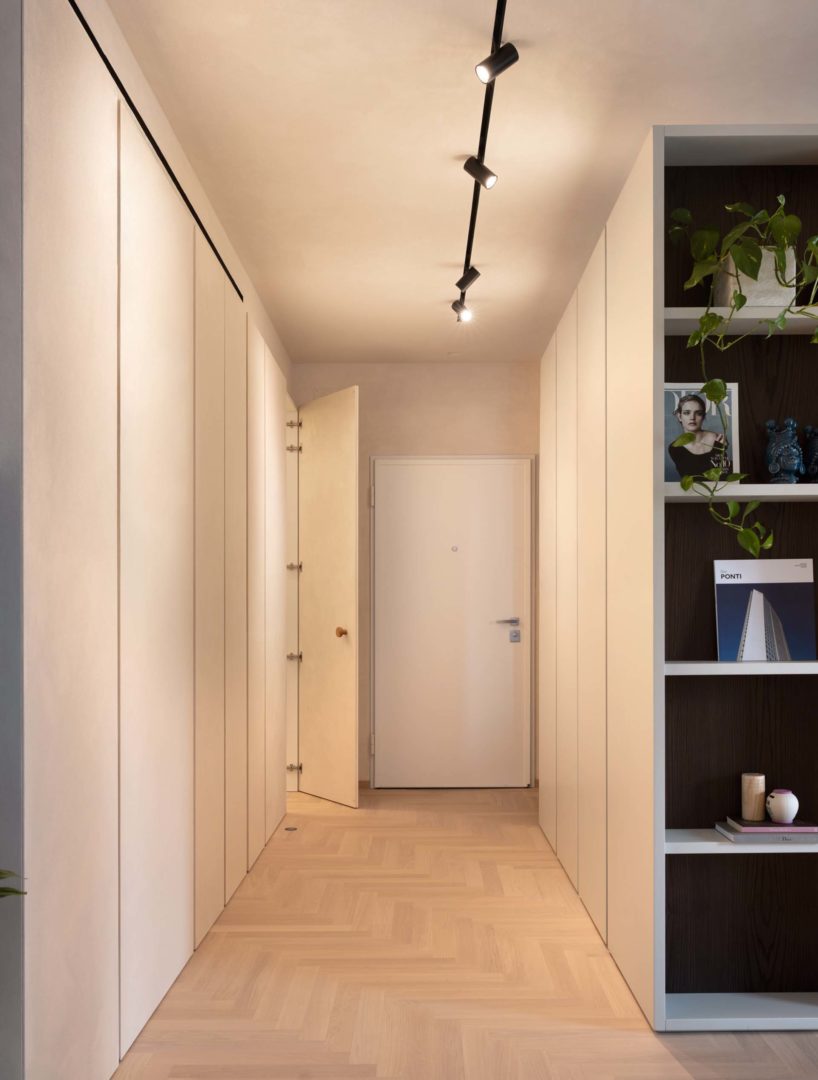Eclisse nell'ingresso le porte mimetizzate celano vani