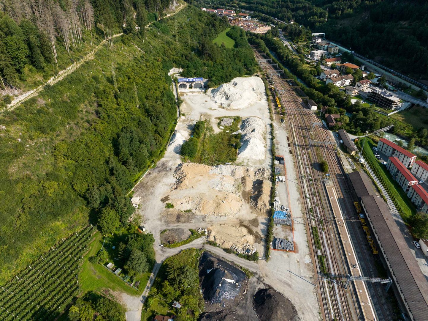 Heidelberg Materials Dal portale sud di Fortezza (Italia), i treni passeggeri potranno raggiungere Innsbruck (Austria) in soli 25 minuti, anziché 80. Per i treni merci, si passerà da 105 a soli 35 minuti