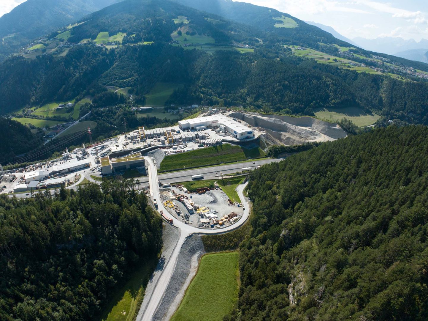 Heidelberg Materials Nel cantiere Gola del Sill-Pfons (Austria), la produzione di circa 59.000 conci direttamente in cantiere ha consentito di risparmiare ben 26.500 viaggi di autocarri