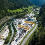 Nel cantiere Pfons-Brennero (Austria), i conci raggiungono il cantiere su rotaia: così facendo, si risparmiano circa 45.000 viaggi di autocarri