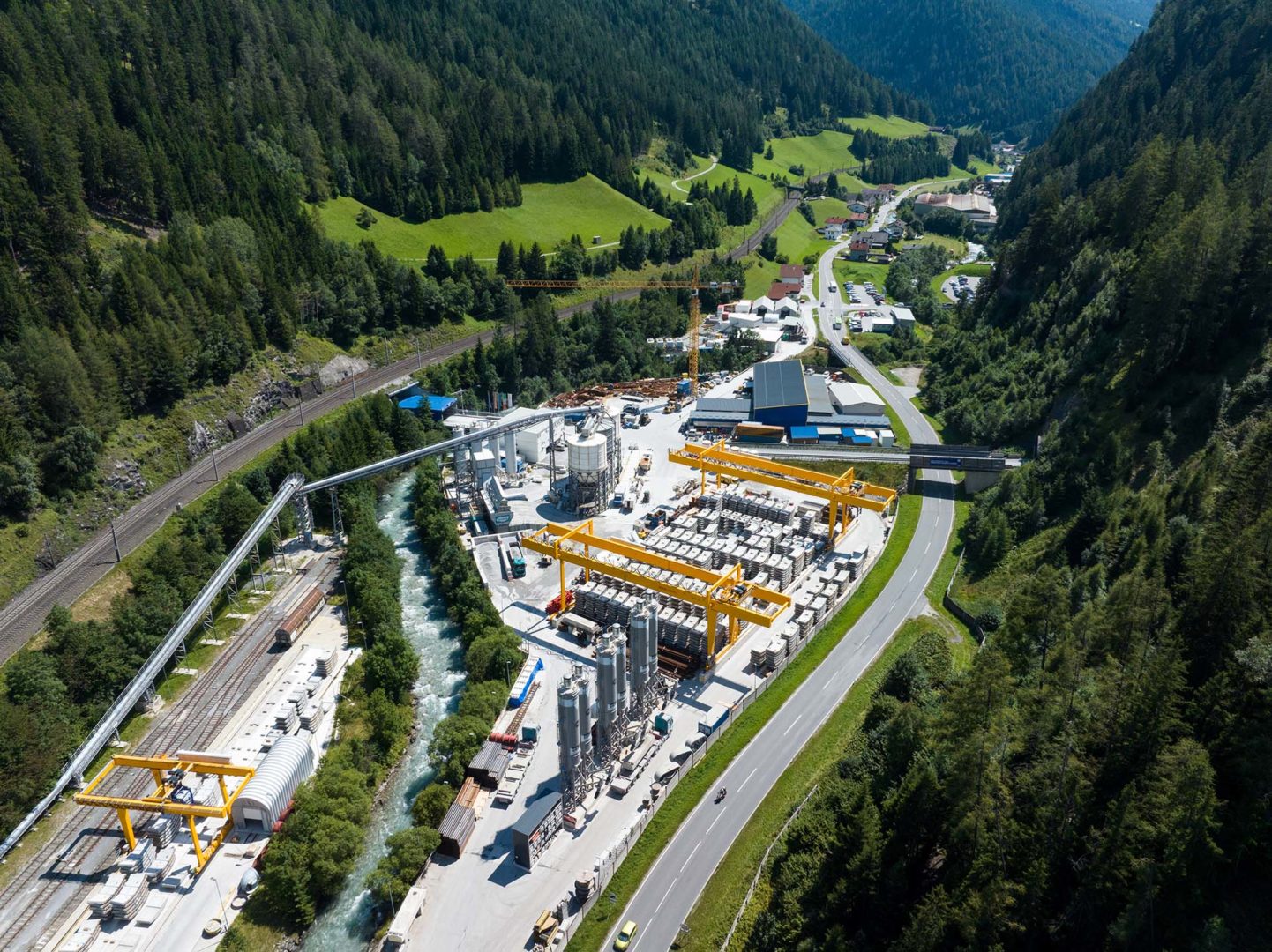 Nel cantiere Pfons-Brennero (Austria), i conci raggiungono il cantiere su rotaia: così facendo, si risparmiano circa 45.000 viaggi di autocarri