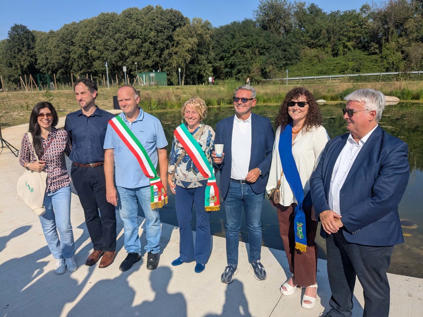 Land architetto Shirly Mantin di Land a sinistra con i sindaci e il presidente di BrianzAcque Beorci al centro
