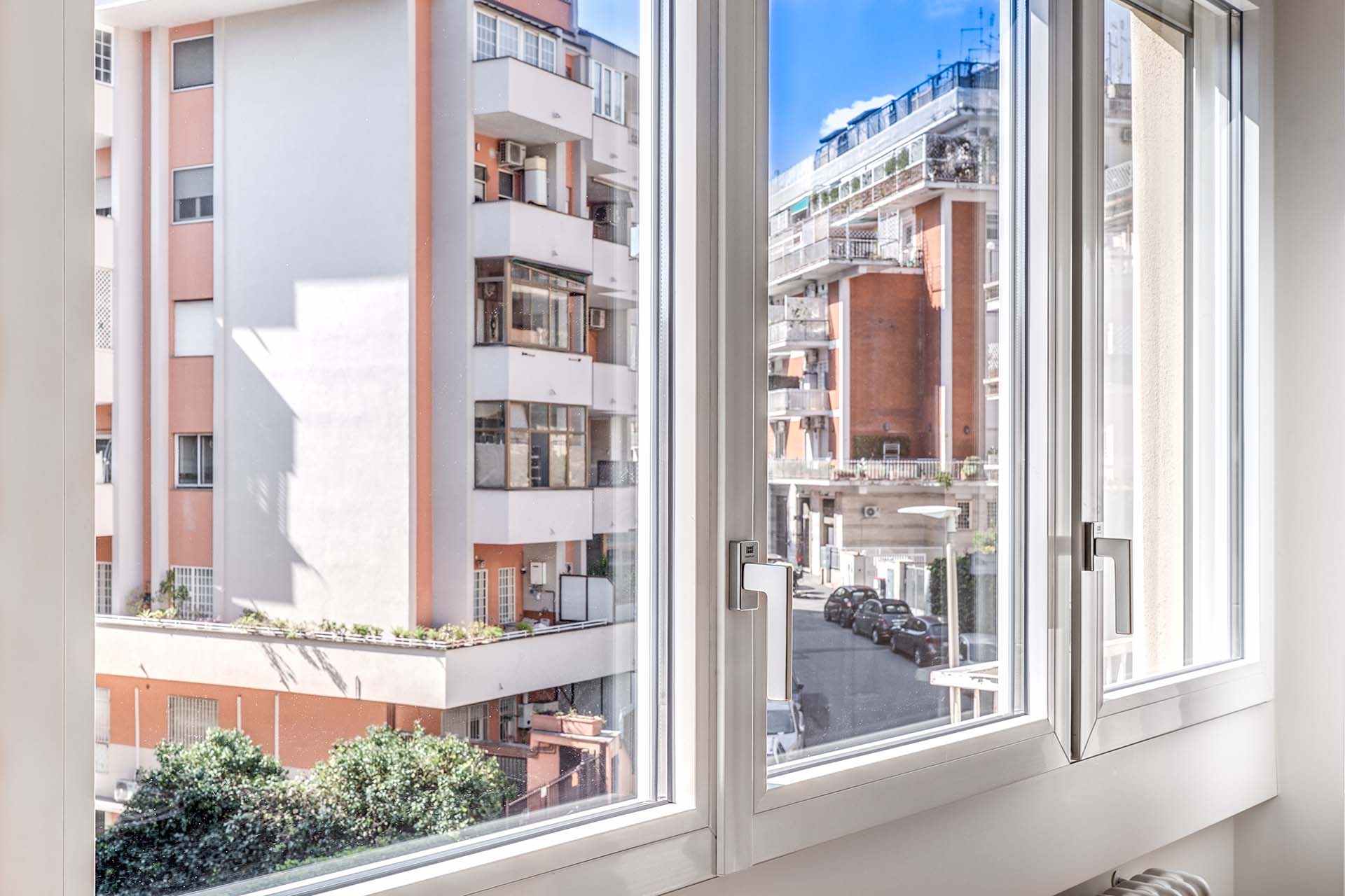Oknoplast Prolux Evolution finestre a tutta luce per un appartamento a Roma
