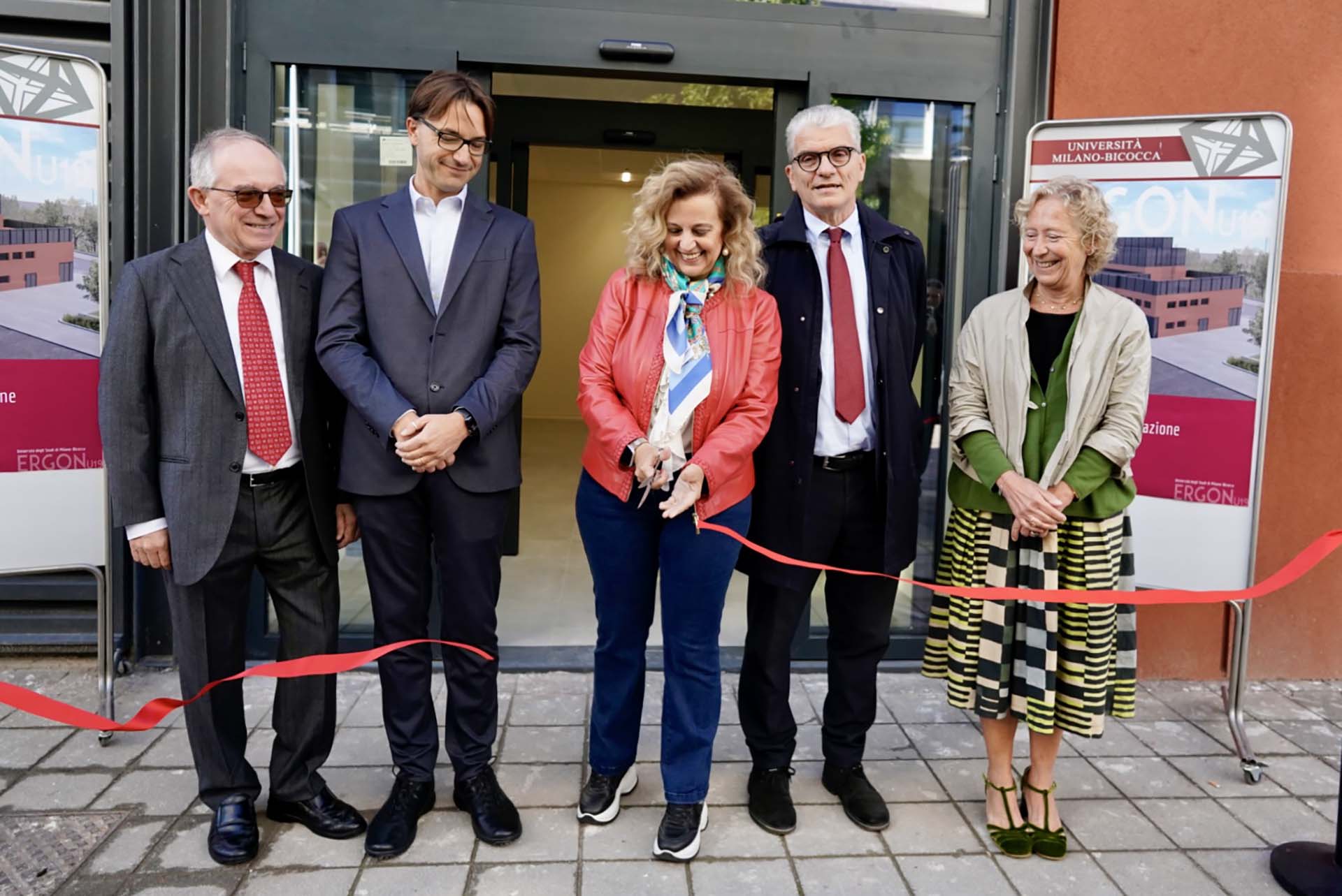 Università di Milano-Bicocca Taglio del nastro: da sinistra i professori Giuseppe Gorini, Luca Beverina, Giovanna Iannantuoni, Marco Orlandi e l‘assessora Elena Grandi