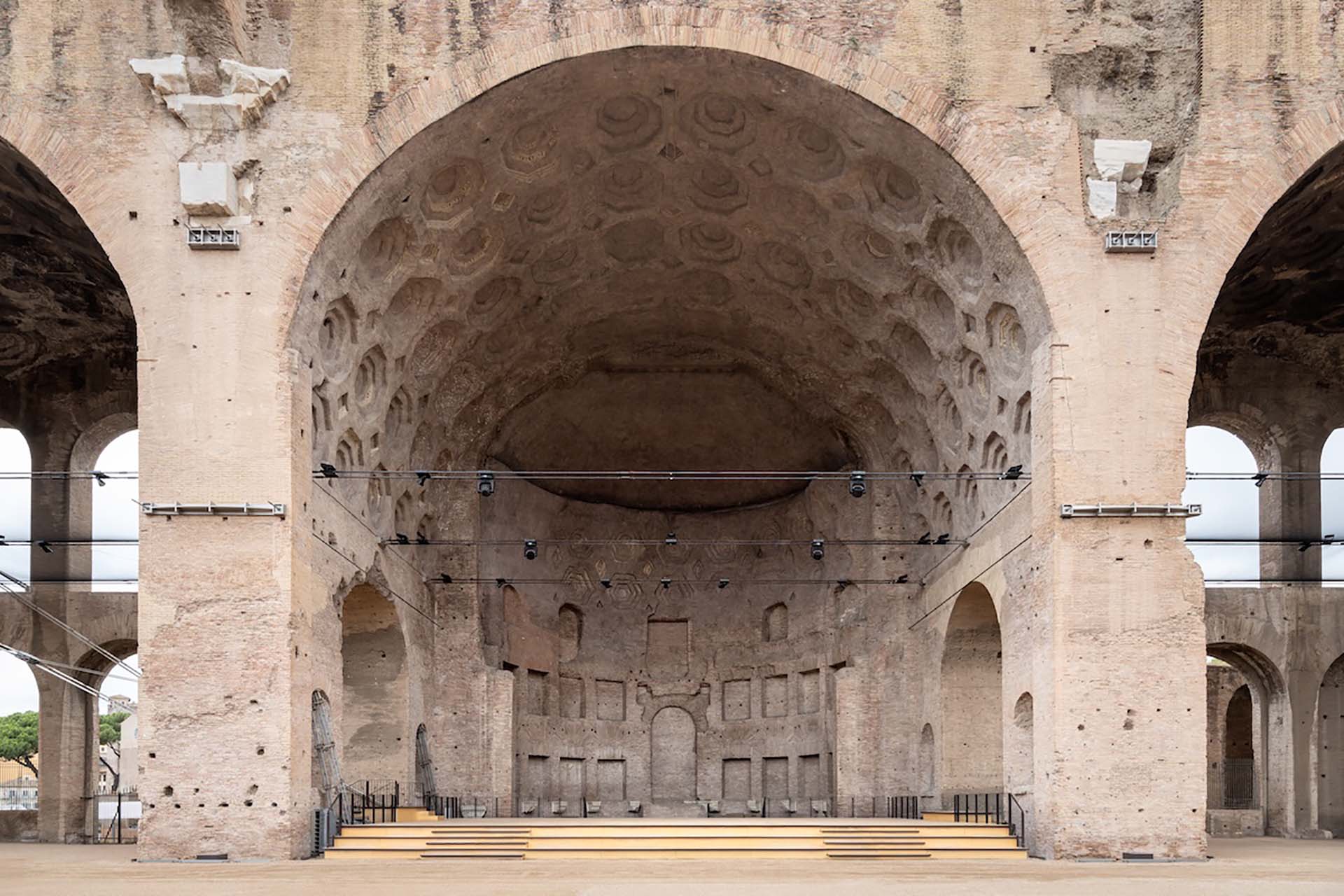 Alvisi Kirimoto palco e percorso Basilica di Massenzio ©Giuseppe Miotto Marco Cappelletti Studio