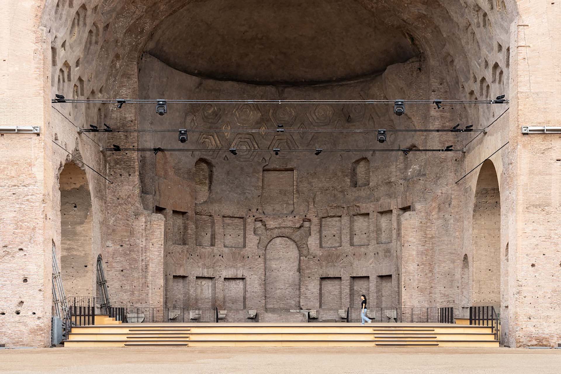 Alvisi Kirimoto palco e percorso Basilica di Massenzio ©Giuseppe Miotto Marco Cappelletti Studio