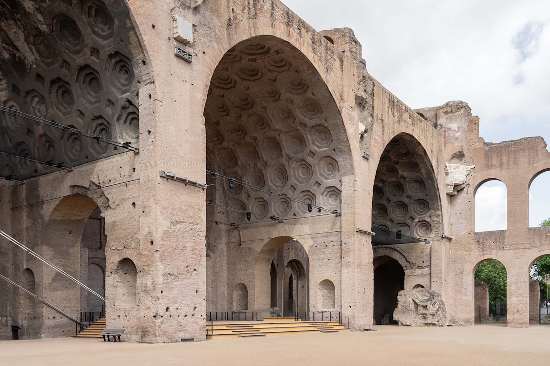 Alvisi Kirimoto palco e percorso Basilica di Massenzio ©Giuseppe Miotto Marco Cappelletti Studio