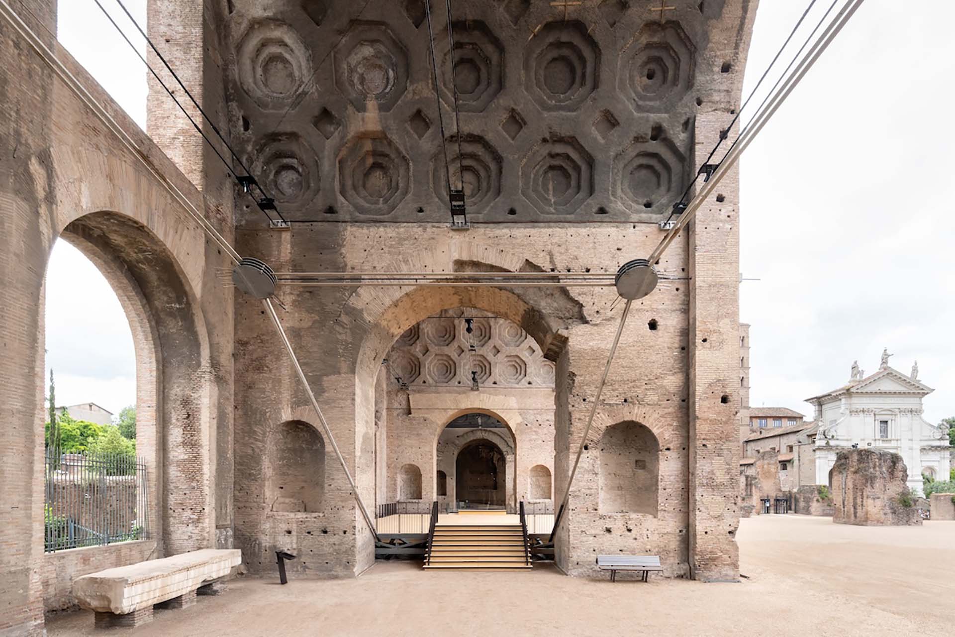 Alvisi Kirimoto palco e percorso Basilica di Massenzio ©Giuseppe Miotto Marco Cappelletti Studio