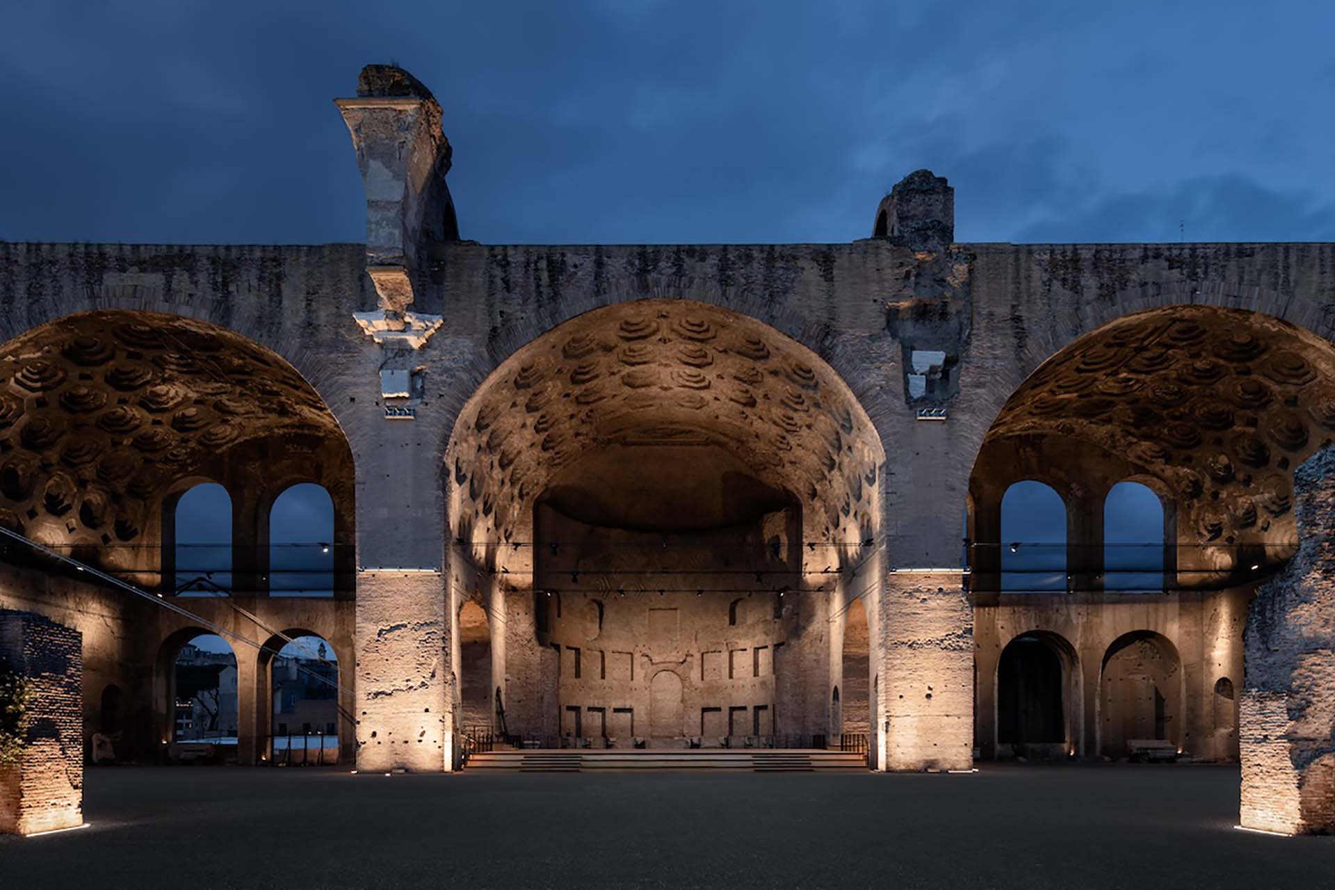 Alvisi Kirimoto palco e percorso Basilica di Massenzio ©Giuseppe Miotto Marco Cappelletti Studio