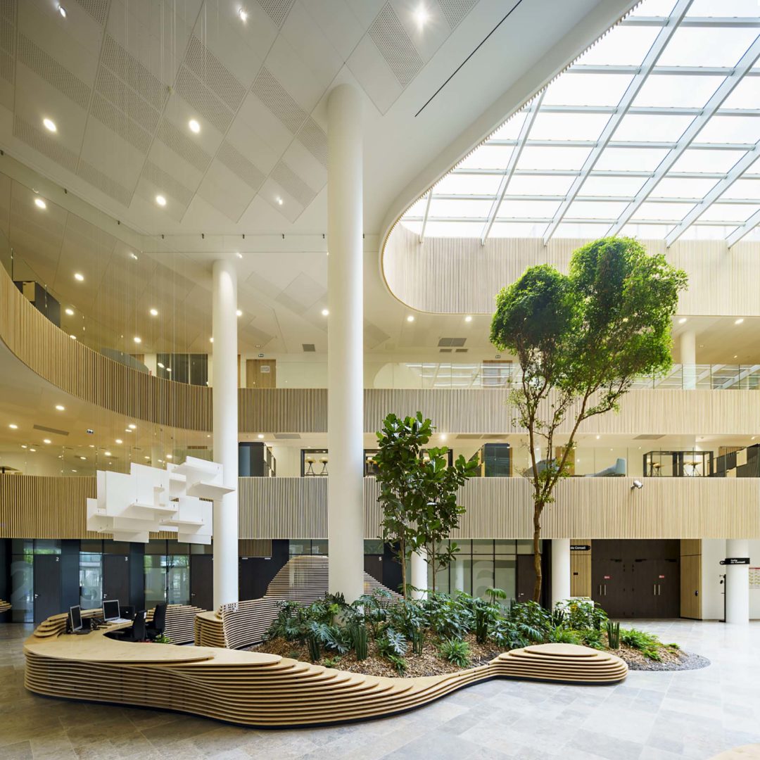 Atrio interno dell’edificio con elementi di design biofilico ©Henning Larsen ©Javier Callejas Sevilla, 2020