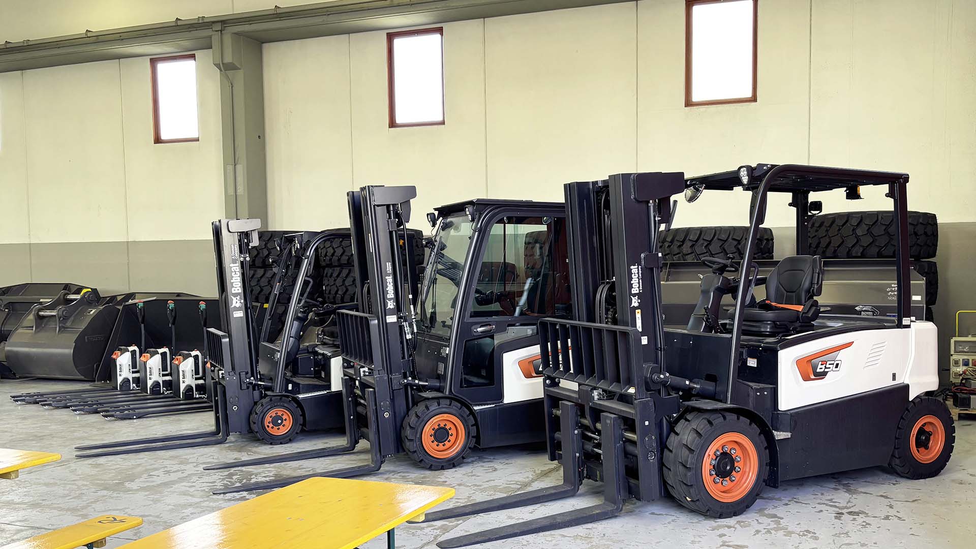 Bobcat mezzi dentro la concessionaria