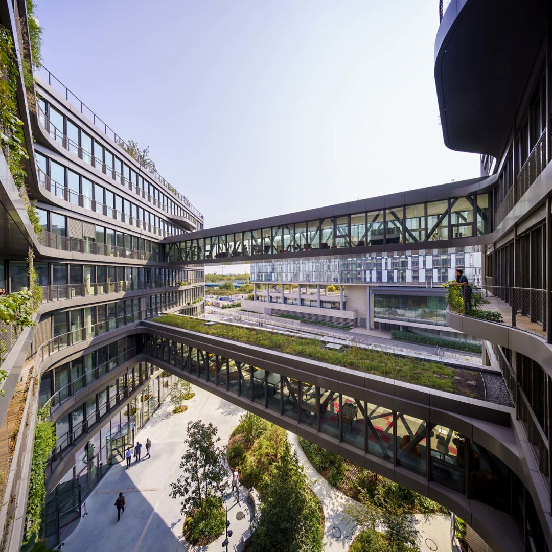 Braccio di collegamento tra due fronti dell’edificio e corridoio verde |©Henning Larsen ©Javier Callejas Sevilla, 2020