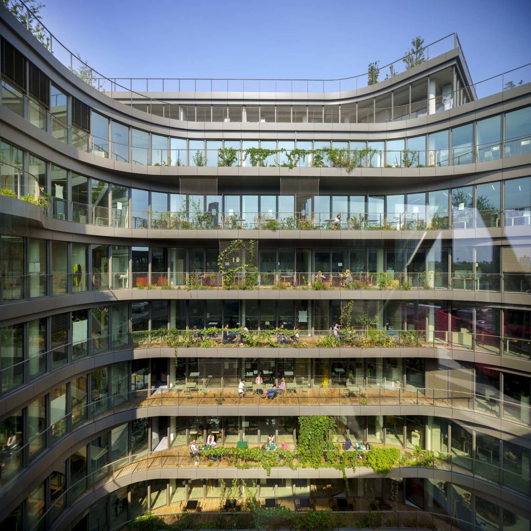 Facciata interna con elementi di verde verticale |©Henning Larsen ©Javier Callejas Sevilla, 2020