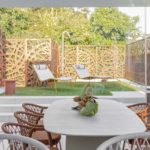 Fima la zona living del Roof Garden Costiera con affaccio sullo spazio outdoor arredato con la doccia Out.Side di Fima Carlo Frattini