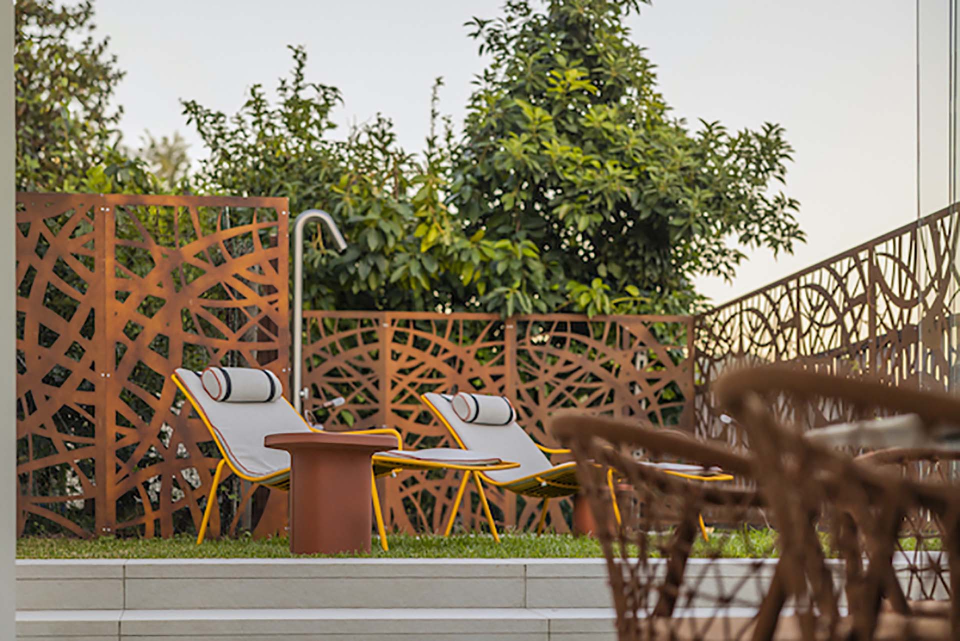 Fima lo spazio outdoor del progetto Roof garden Costiera arredato con la doccia Out.Side di Fima Carlo Frattini