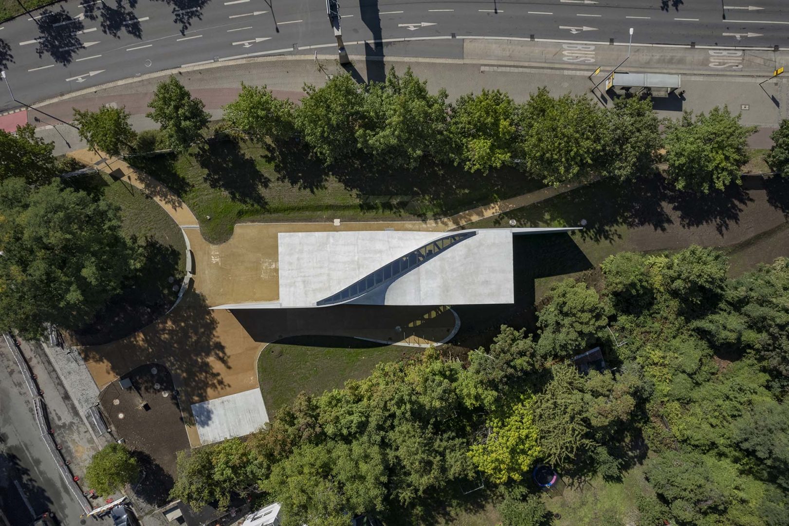 Henn Cube immerso nel verde ©Stefan Mueller