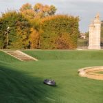 Husqvarna robot al lavoro nel parco del Castello di Belgioioso