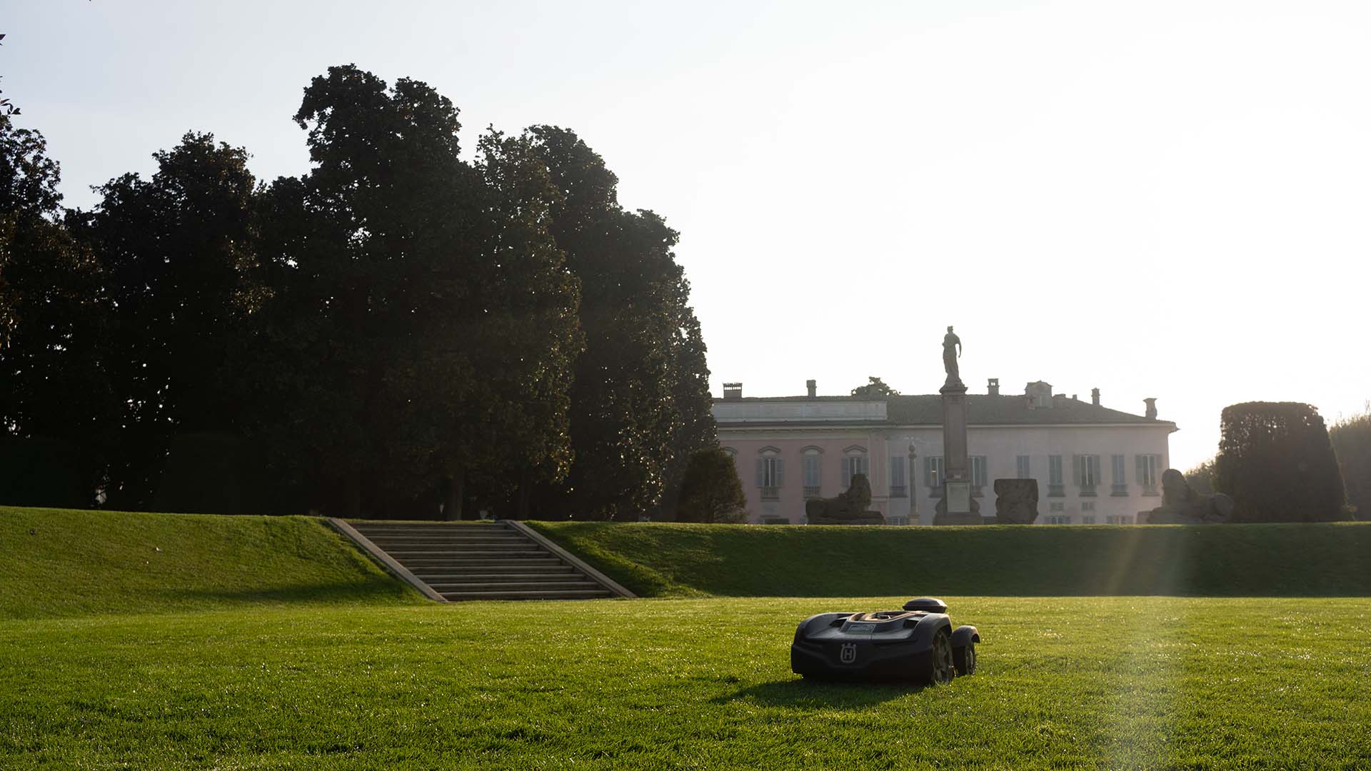 Husqvarna robot al lavoro nel parco del Castello di Belgioioso