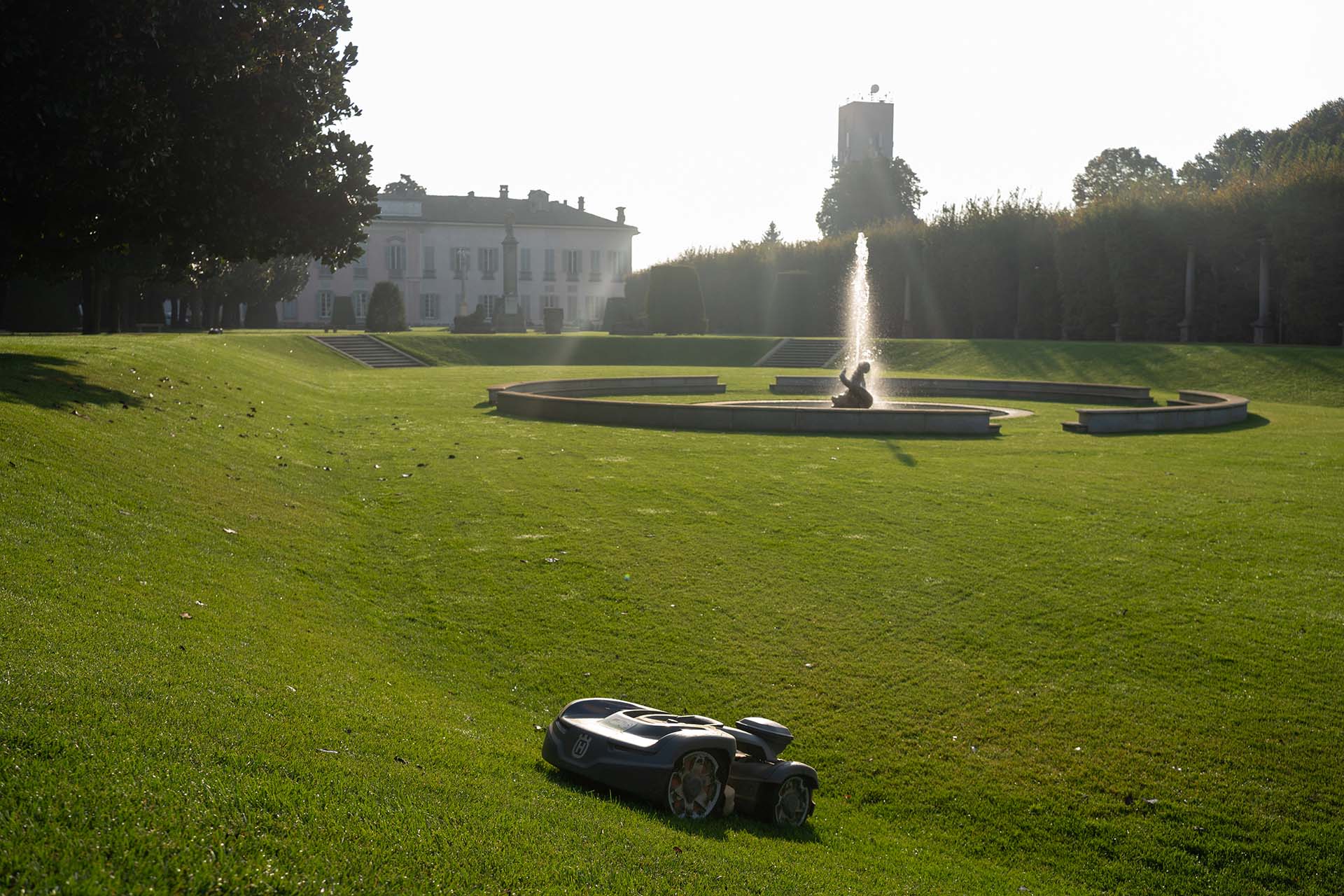 Husqvarna robot al lavoro nel parco del Castello di Belgioioso