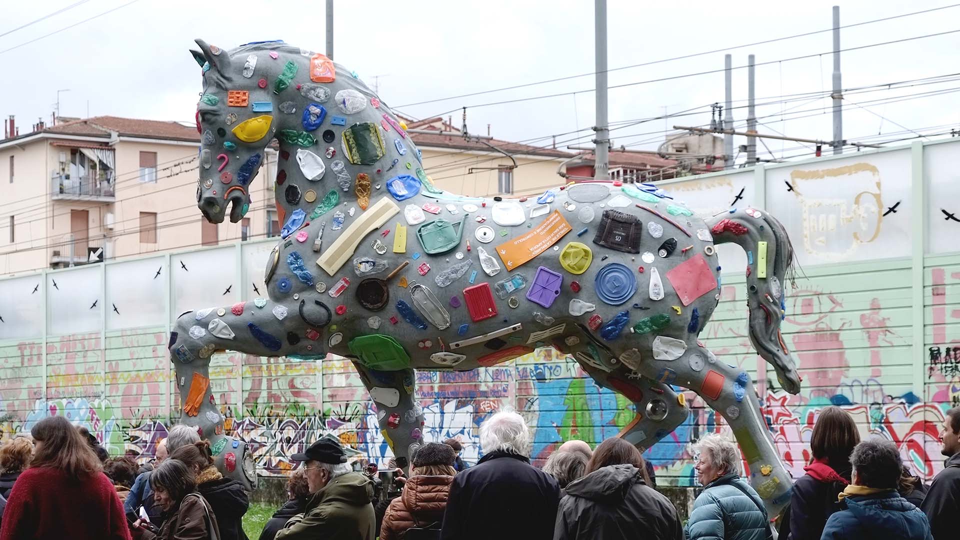 Marco Cavallo del XXI secolo è scultura urbana, un’opera simbolica che lega sostenibilità, memoria e salute mentale