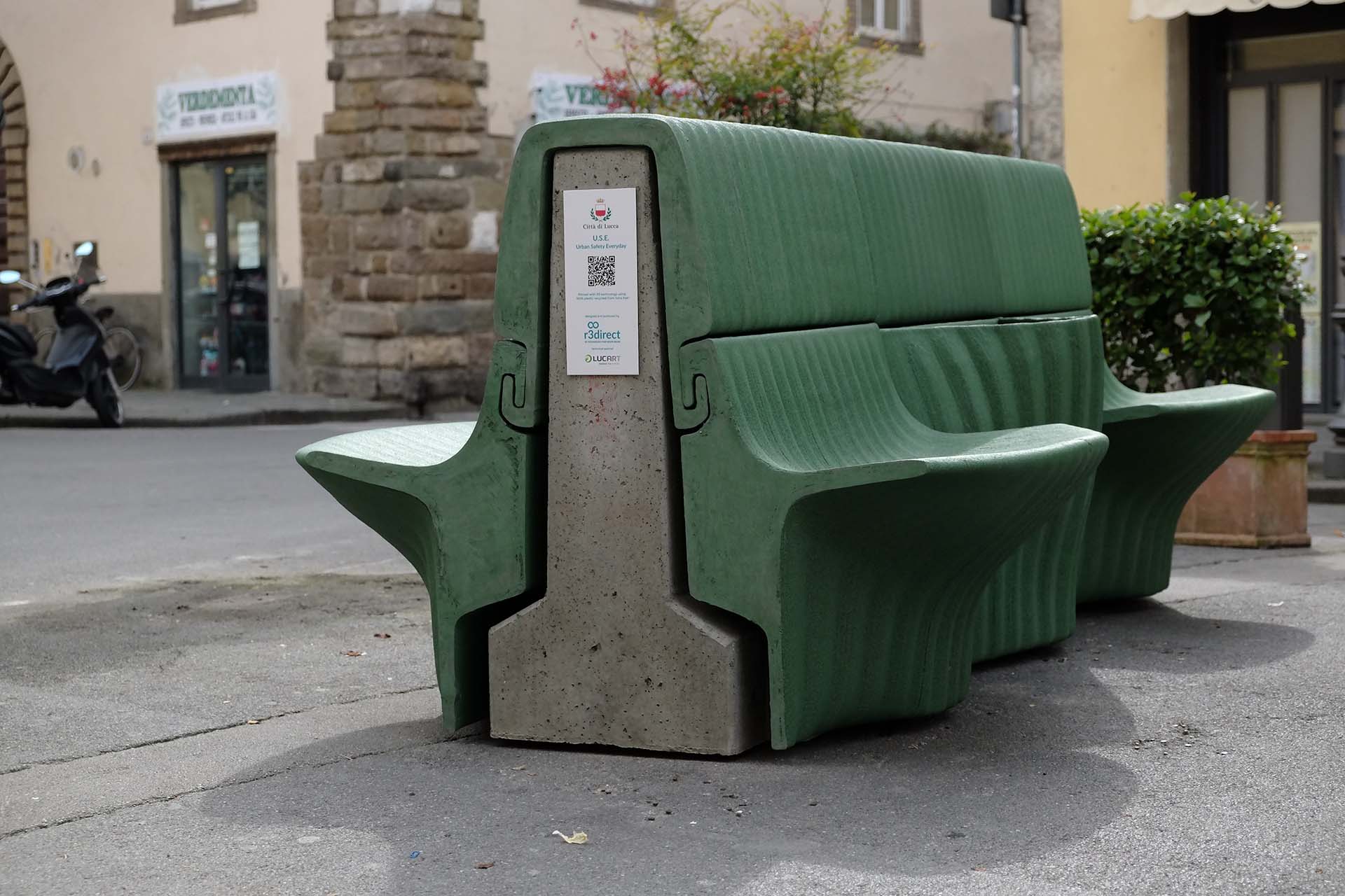 Urban Safety Everyday è l’installazione urbana che ha trasformato le barriere antiterrorismo new jersey in oggetti urbani funzionali e accoglienti. Stampati in 3D e rifiniti da artigiani locali, i moduli rappresentano una nuova forma di infrastruttura leggera e rigenerativa, capace di integrare sicurezza, estetica e sostenibilità
