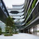 Zona interna: facciata trasparente, corridoi di collegamento e verde verticale |©Henning Larsen ©Javier Callejas Sevilla, 2020