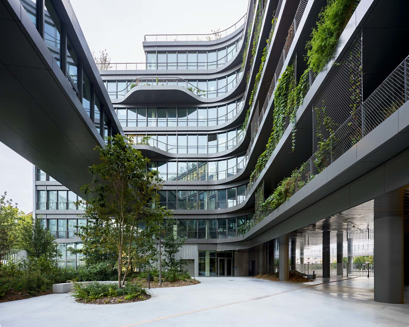 Zona interna: facciata trasparente, corridoi di collegamento e verde verticale |©Henning Larsen ©Javier Callejas Sevilla, 2020