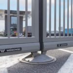 Cancello scorrevole autoportante Pi 130–serie 25×25 in finitura grigia di Wiśniowski