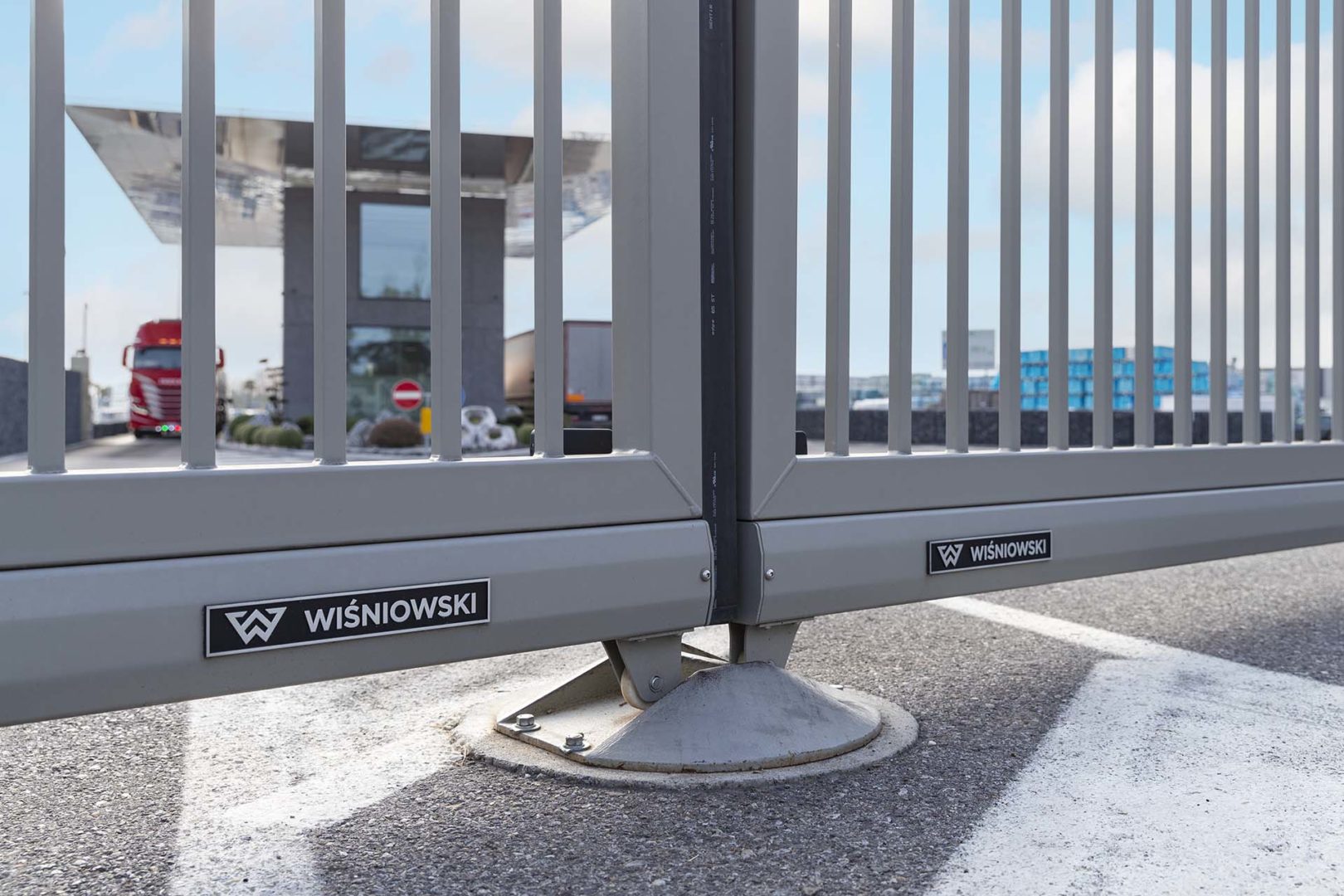 Cancello scorrevole autoportante Pi 130–serie 25×25 in finitura grigia di Wiśniowski