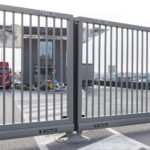 Cancello scorrevole autoportante Pi 130–serie 25×25 in finitura grigia di Wiśniowski