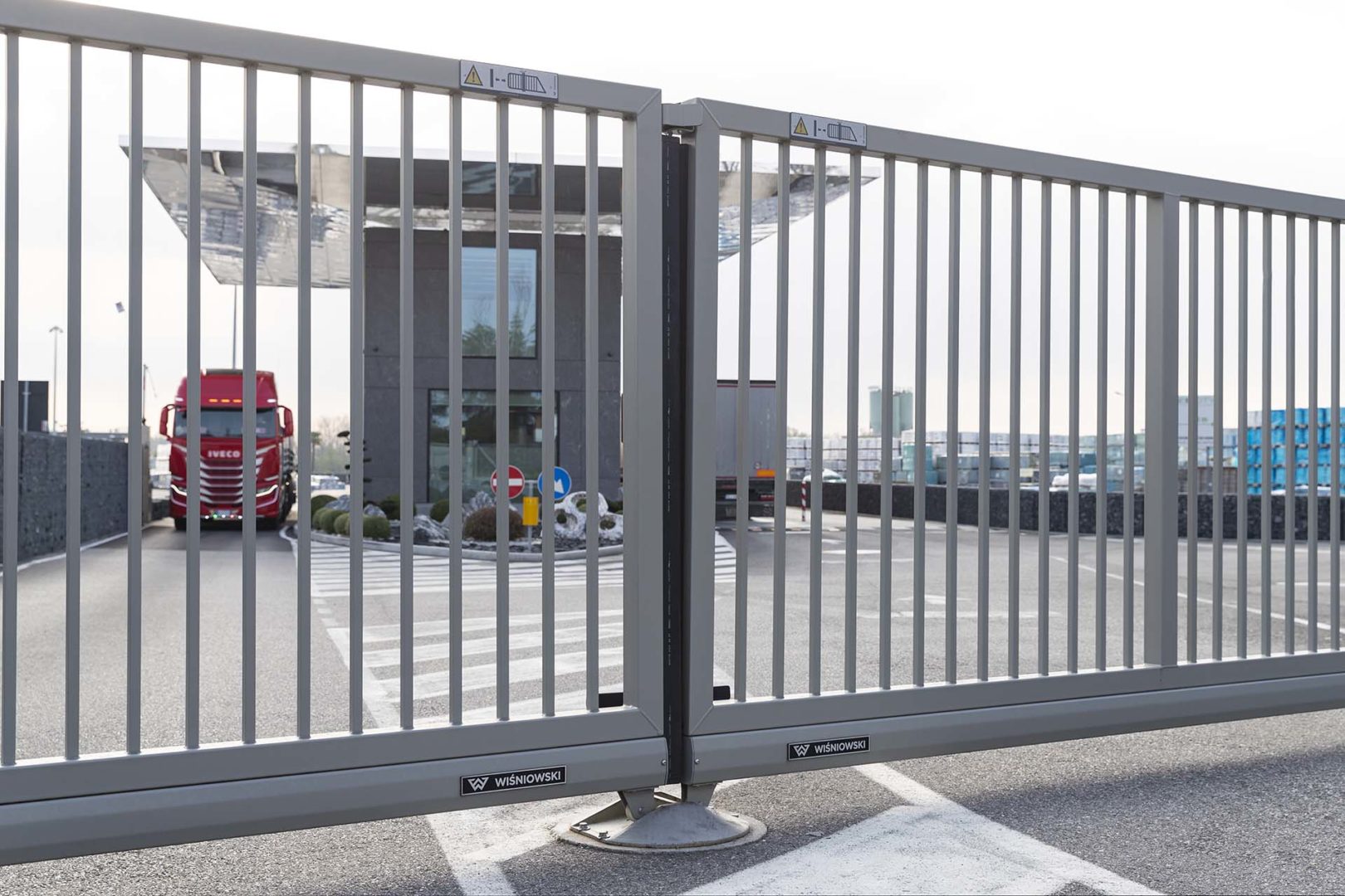 Cancello scorrevole autoportante Pi 130–serie 25×25 in finitura grigia di Wiśniowski