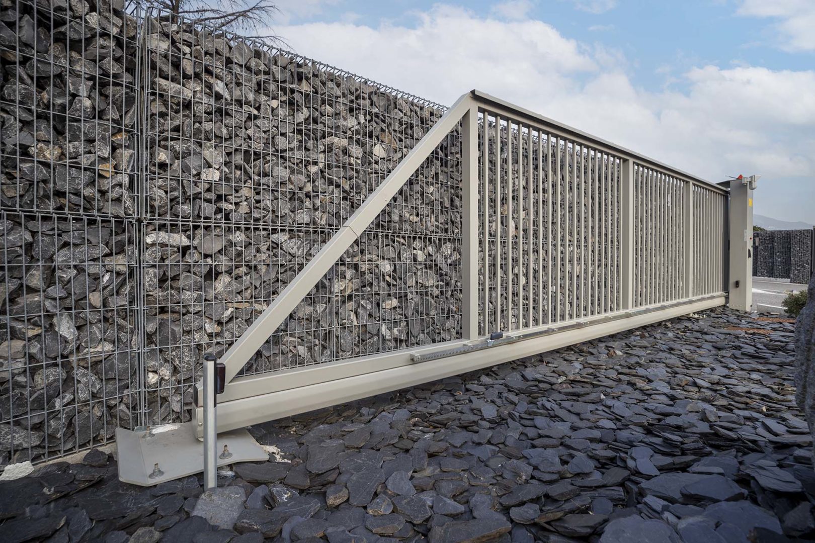 Cancello scorrevole autoportante Pi 130–serie 25×25 in finitura grigia di Wiśniowski