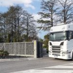 Cancello scorrevole autoportante Pi 130–serie 25×25 in finitura grigia di Wiśniowski