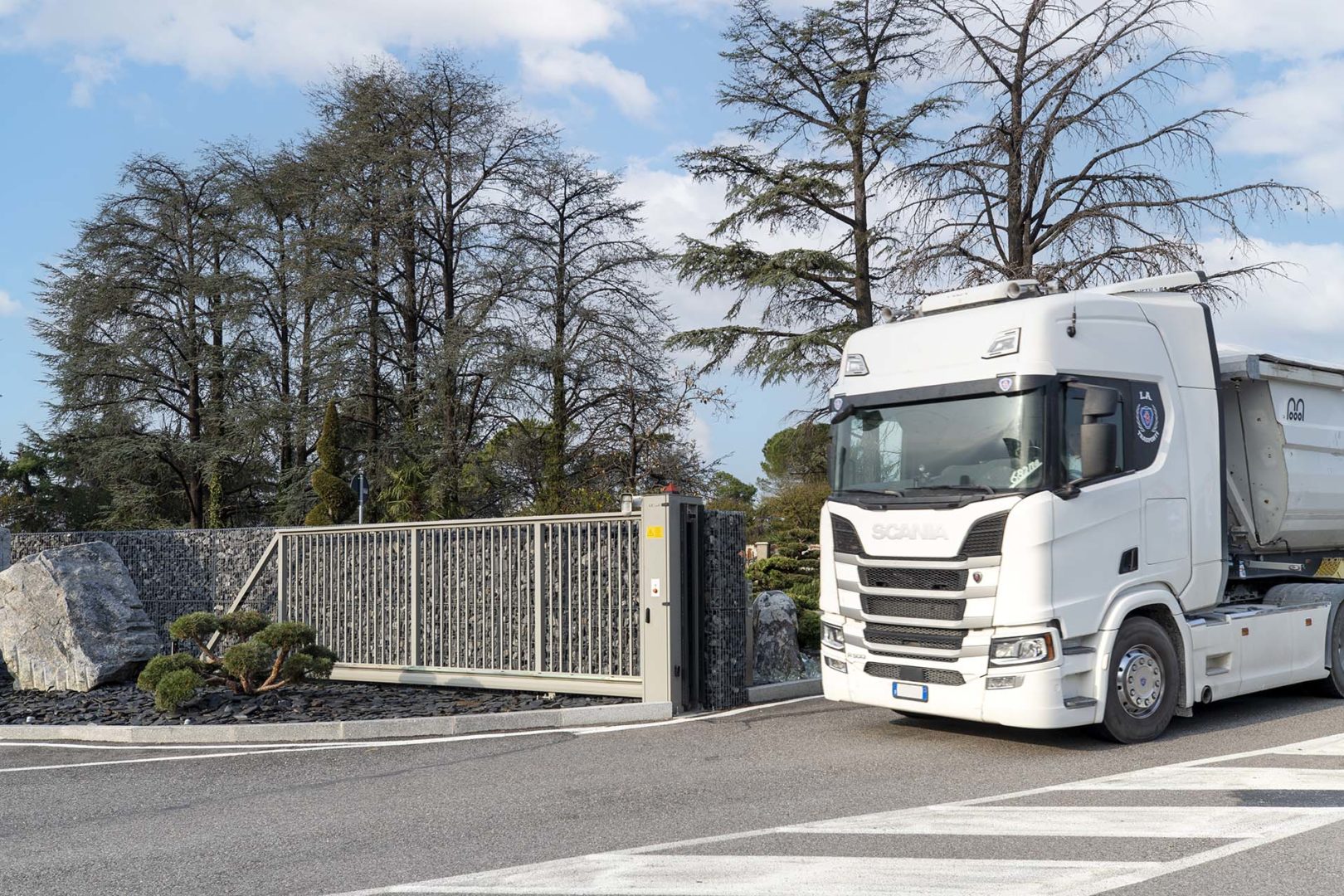 Cancello scorrevole autoportante Pi 130–serie 25×25 in finitura grigia di Wiśniowski